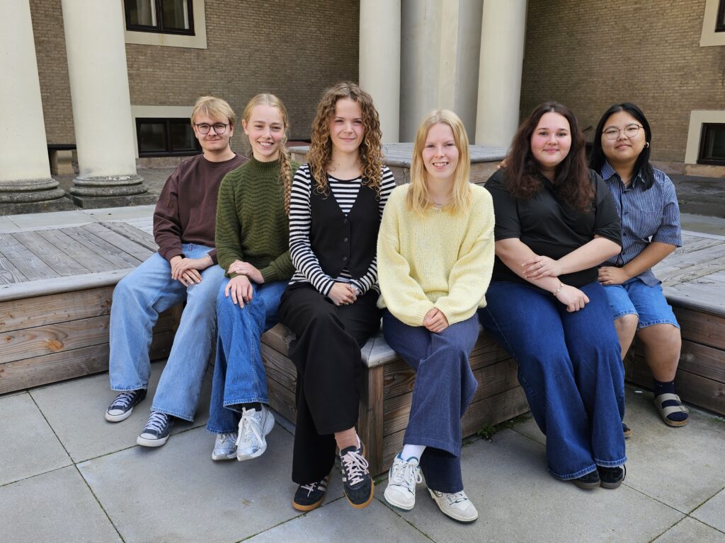 På billedet ses fra venstre næstforperson Vitus Storm Westphael, referent Miranda Meldgaard Ørbæk, forpersonerne Rebecca Bach-Jensen og Katrine Marie Bang Jensen, PR-ansvarlig Ramona-Florina Muster og kasserer Monica Møhlenberg.