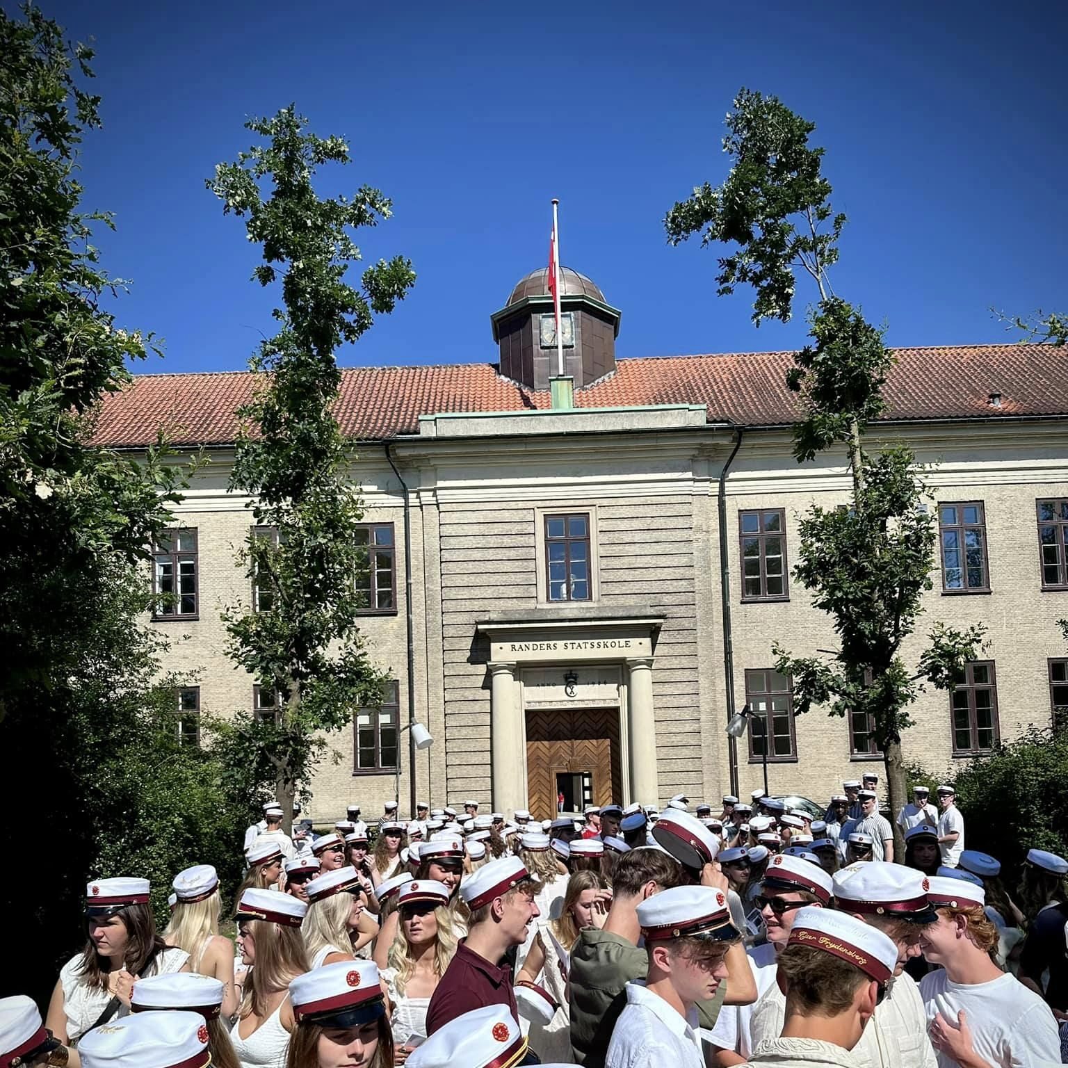 Studenter-og-flag-aspect-ratio-318-318