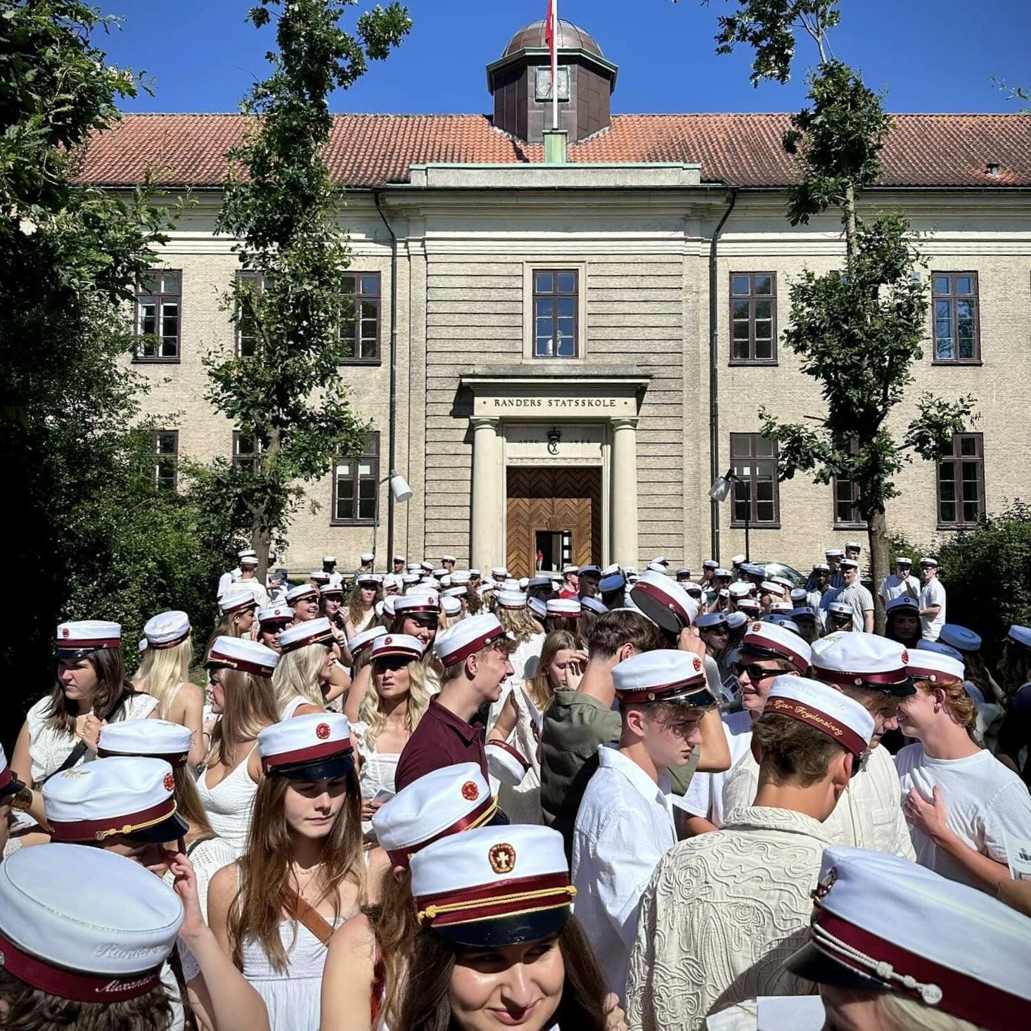 Studenter-og-flag-1-aspect-ratio-318-318